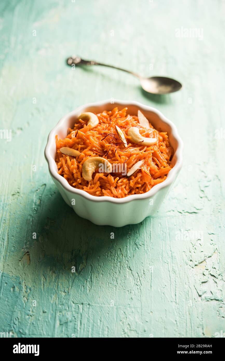 Vermicelli / Semiya Kesari è un dolce indiano popolare servito in una ciotola, guarnito con frutta secca come anacardi e mandorle, fatto in ghee puro Foto Stock