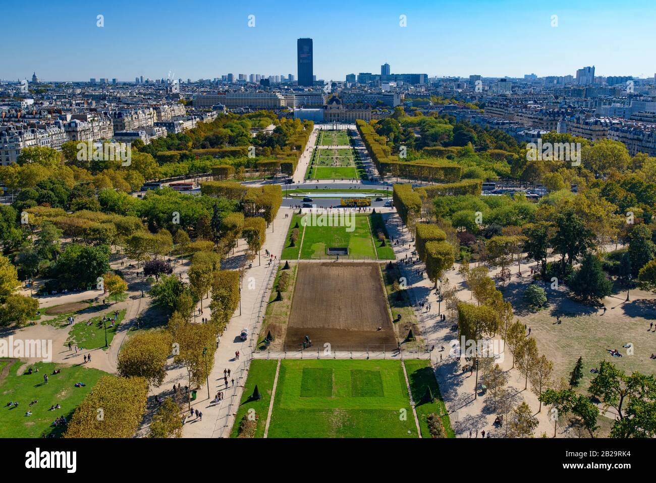 Veduta aerea del parco Champ de Mars dalla Torre Eiffel, Parigi, Francia, Europa Foto Stock