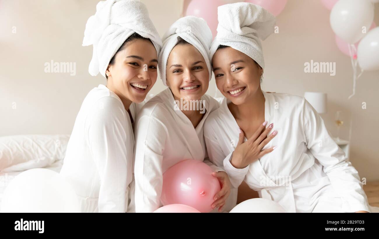 Ritratto di testa ritratto felice diverse donne che celebrano in spa Foto Stock