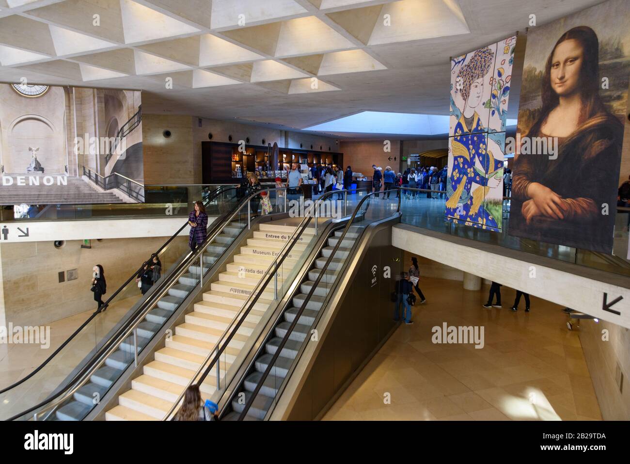 Interno del Museo del Louvre (Musée du Louvre) con la Monna Lisa a Parigi, Francia Foto Stock