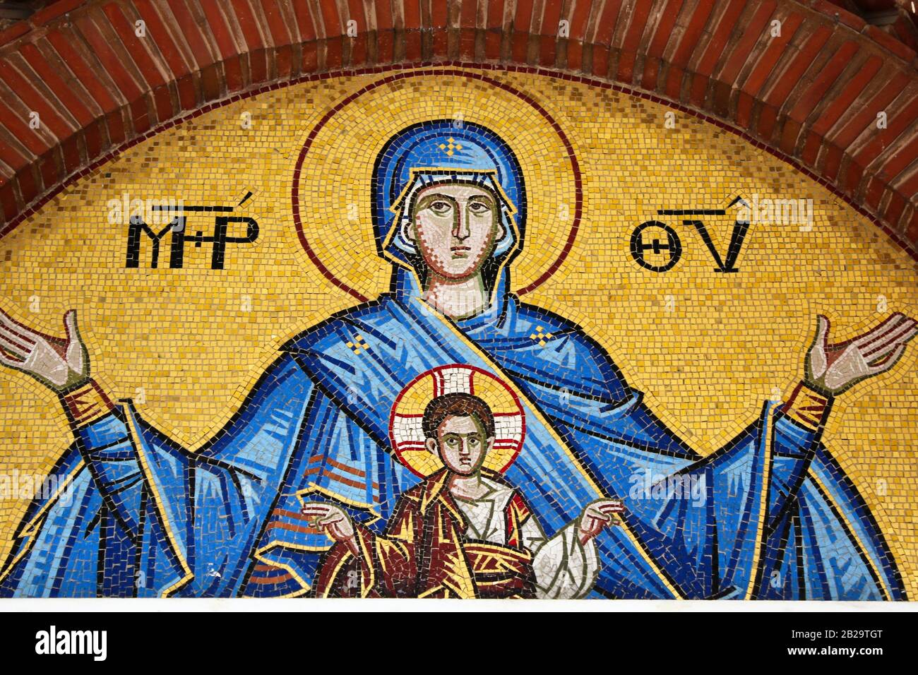 Mosaico raffigurante la Vergine Maria e Gesù Cristo al di fuori della chiesa cristiana ortodossa ad Atene, Grecia Foto Stock