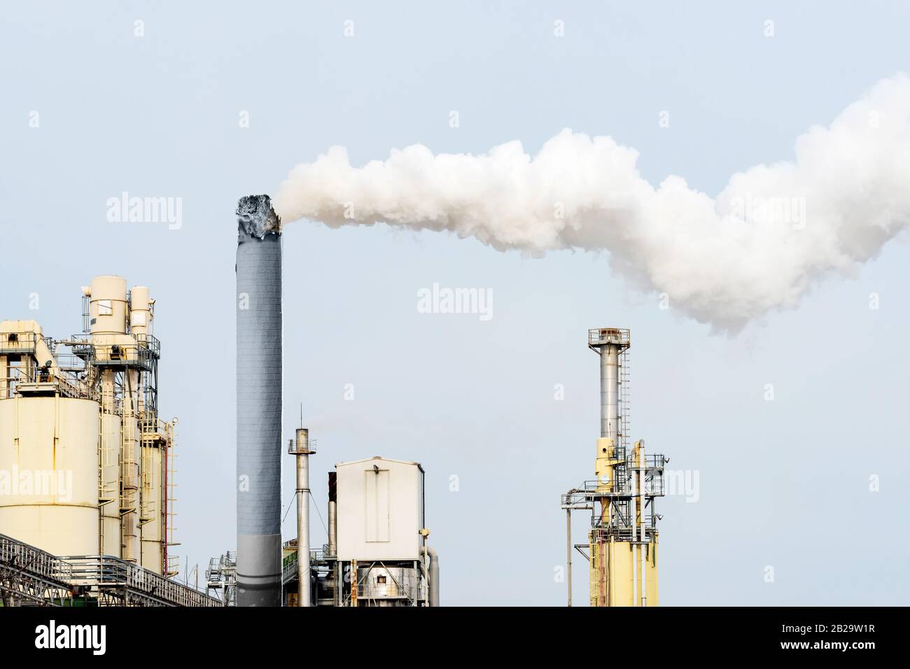 Concetto di divieto di fumo - una sigaretta ritrattata come parte di una fabbrica emette aria inquinata. Foto Stock