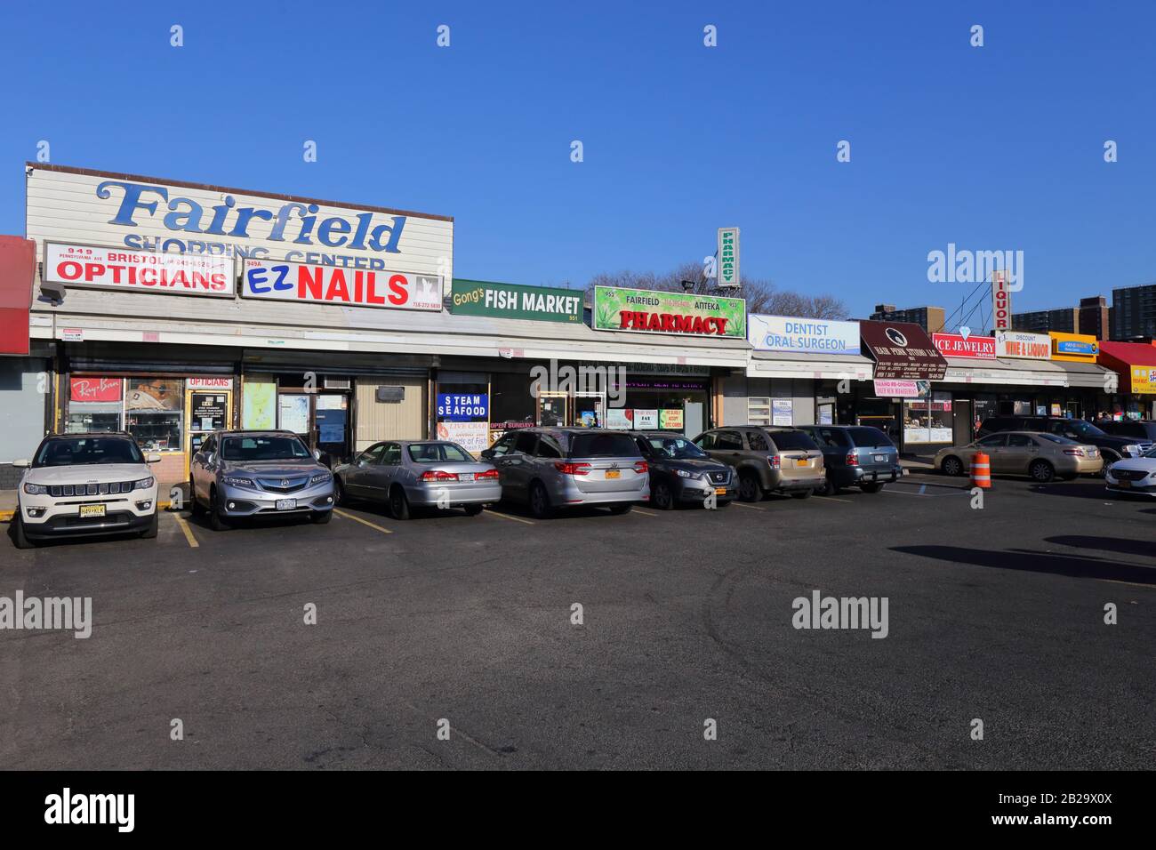 Fairfield Shopping Center, Brooklyn, New York. Foto di fronte al negozio di New York di un centro commerciale strip che contiene pochissime catene di negozi nella parte orientale di New York Foto Stock