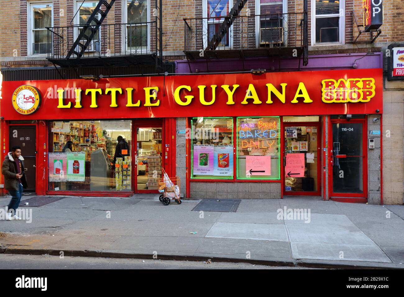 Little Guyana Bake Shop, 116-04 Liberty Avenue, Queens, New York. Foto di fronte al negozio di New York di un mercato dei Caraibi e di un panificio a South Richmond Hill. Foto Stock