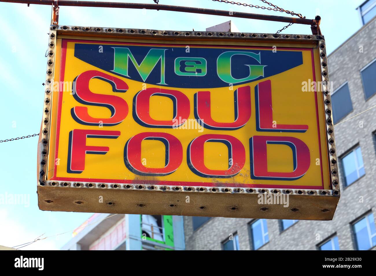 M&G Diner segno, 383 West 125th St, New York NY. Storefront si mescolano di un iconico ristorante soul food che chiude nel 2008. Foto Stock