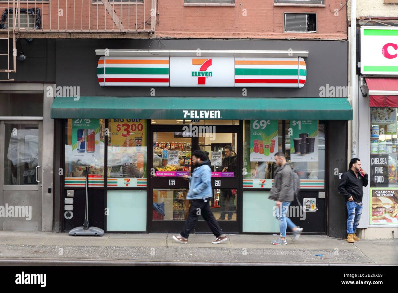 7-Eleven, 302 8th Avenue, New York. Foto del negozio di New York di un minimarket nel quartiere Chelsea di Manhattan. Foto Stock