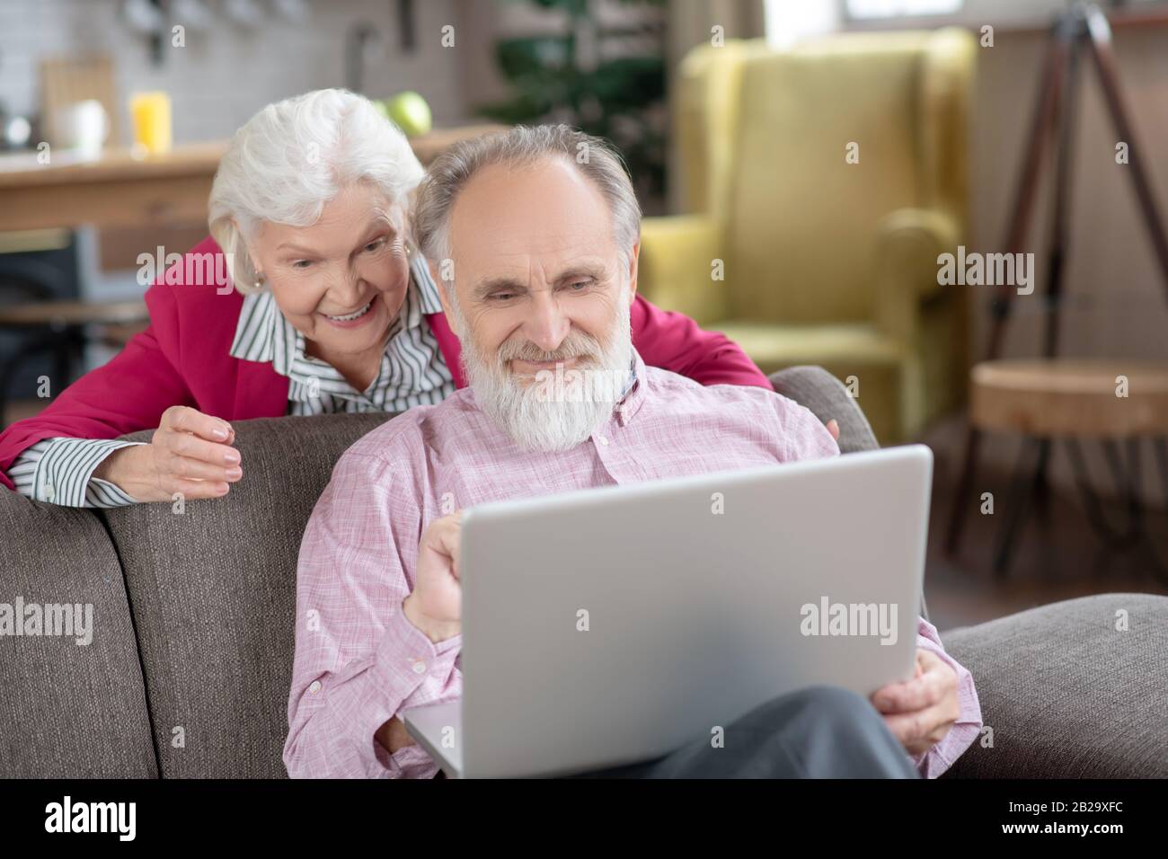 Gli anziani sposarono una coppia sorridente mentre facevano una videochiamata Foto Stock