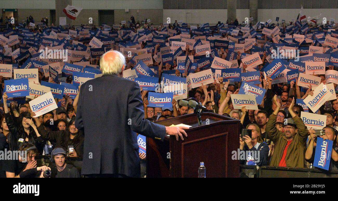 Los Angeles, Stati Uniti. 02nd Mar, 2020. Il candidato democratico alla presidenza Bernie Sanders parla a una grande folla entusiasta come parte del suo impegno di campagna del Super Tuesday per garantire la nomina democratica del presidente al Los Angeles Convention Center di Los Angeles domenica 1 marzo 2020. Foto di Jim Ruymen/UPI Credit: UPI/Alamy Live News Foto Stock