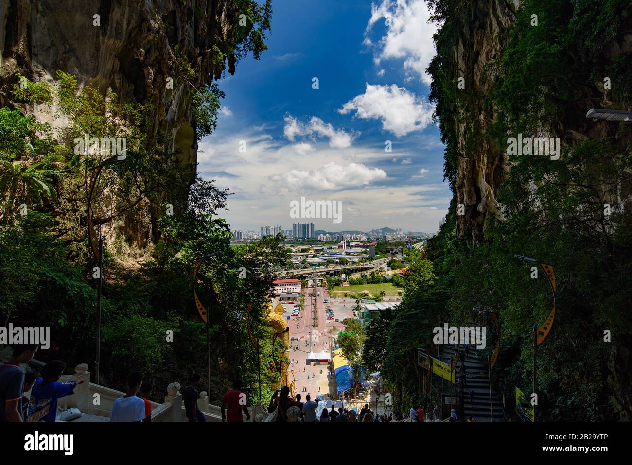 La vista della città dalla cima delle grotte di Batu a Kuala Lumpur, Malesia Foto Stock