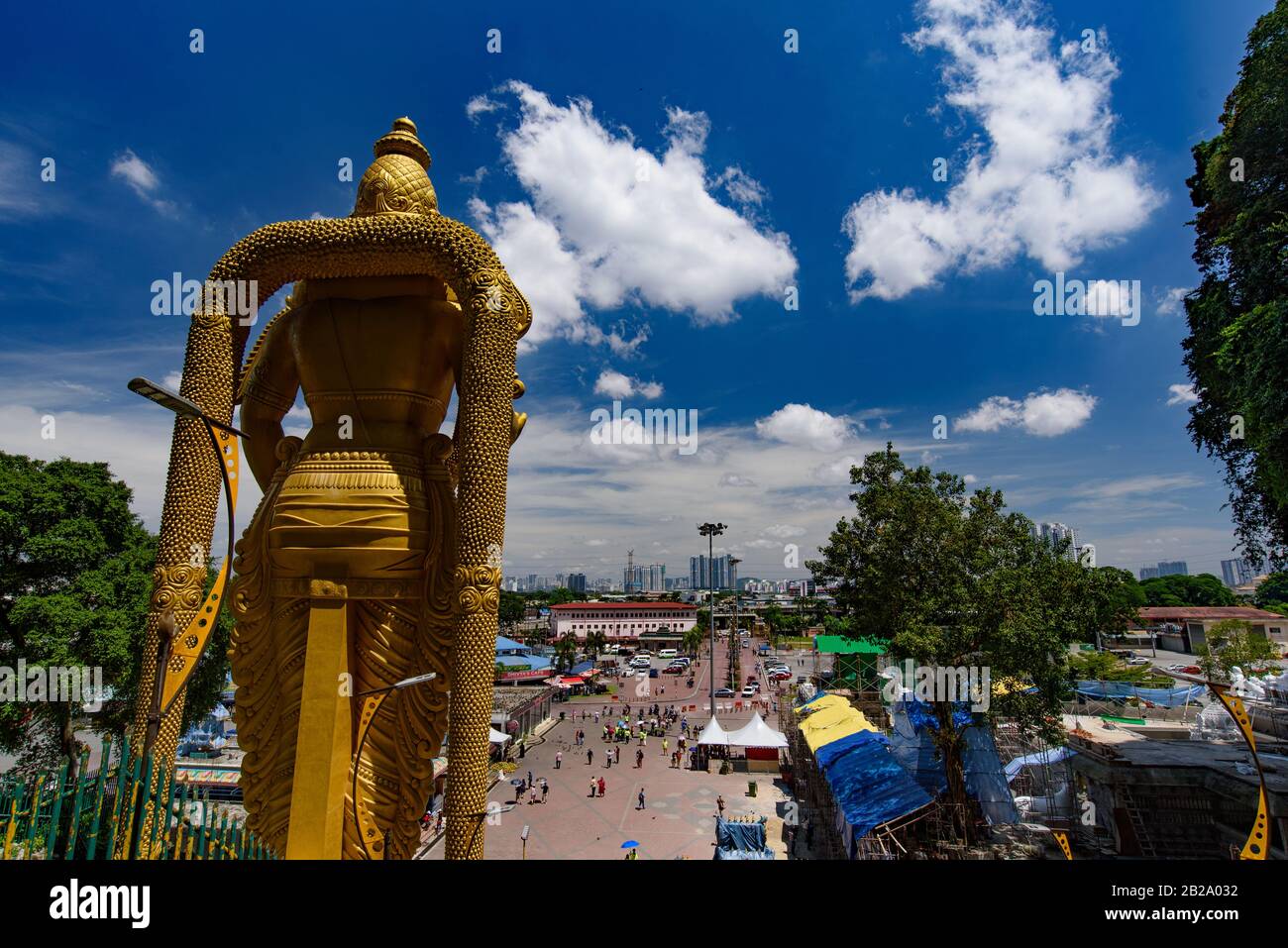 La vista della città dalla cima delle grotte di Batu a Kuala Lumpur, Malesia Foto Stock