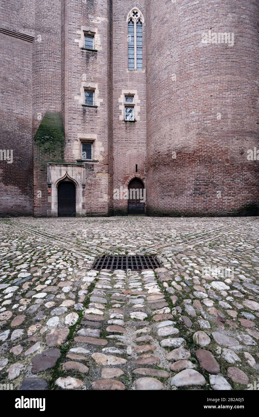 Pareti esterne del museo e pavimento acciottolato con diversi sentieri, Albi, Francia Foto Stock