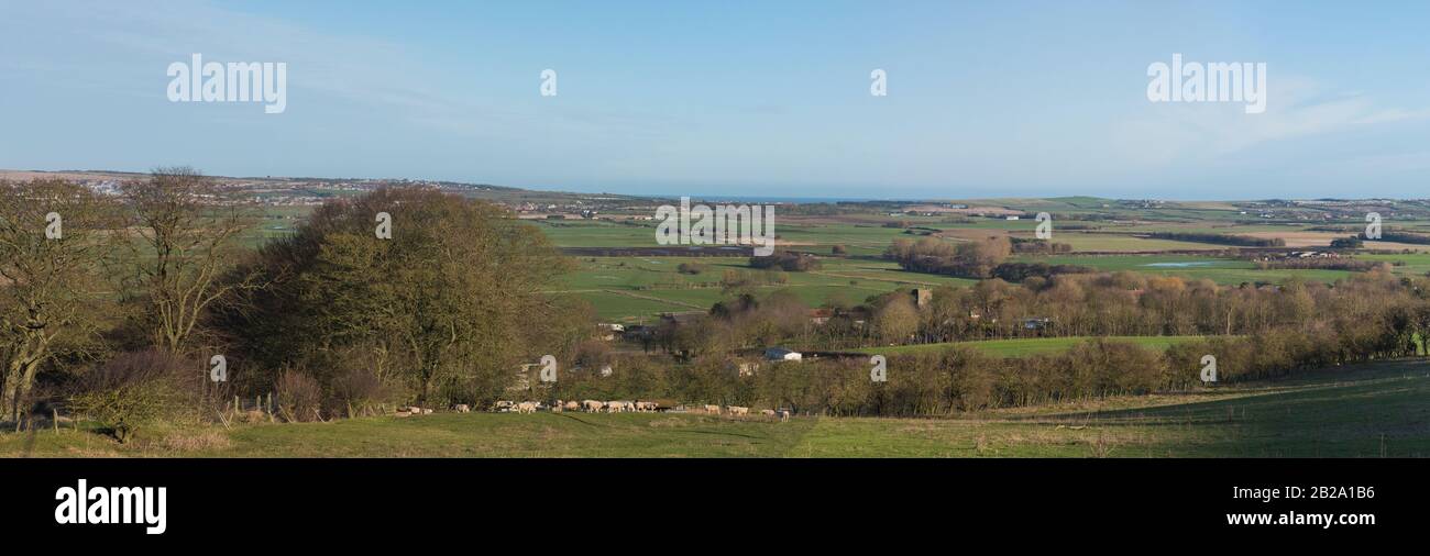 Vista panoramica sulla campagna rurale paesaggio agricolo con campi in una valle Foto Stock