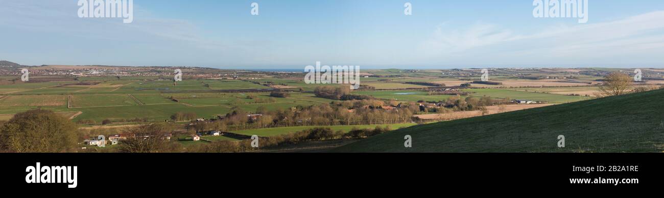 Vista panoramica sulla campagna rurale paesaggio agricolo con campi in una valle Foto Stock