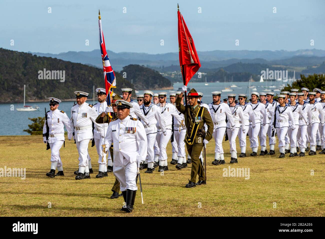 Militari alla sfilata della NZ Navy prima del Waitangi Day a Waitangi. . La giornata nazionale della Nuova Zelanda commemora la firma del trattato il 6 febbraio 1840 Foto Stock