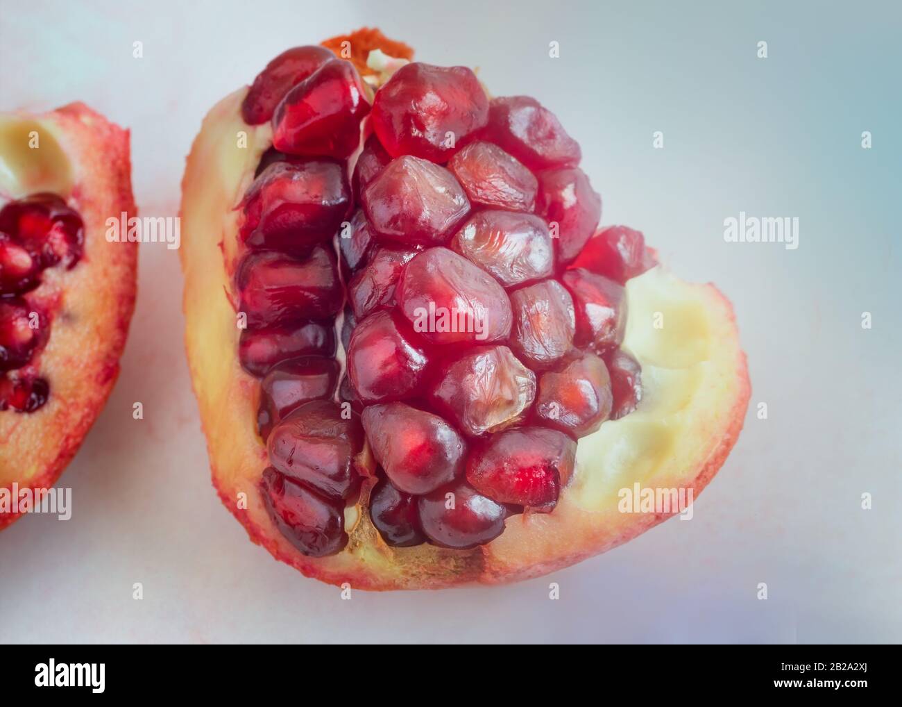 Parte del frutto melograno con grani maturi Foto Stock