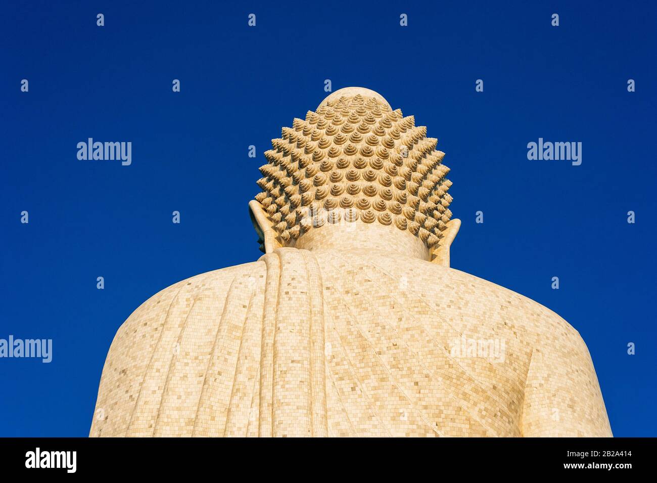 Nuca di 45 metri di grande immagine del Buddha di giada sulla cima della collina - un luogo perfetto per avvistare la vista di Phuket Foto Stock