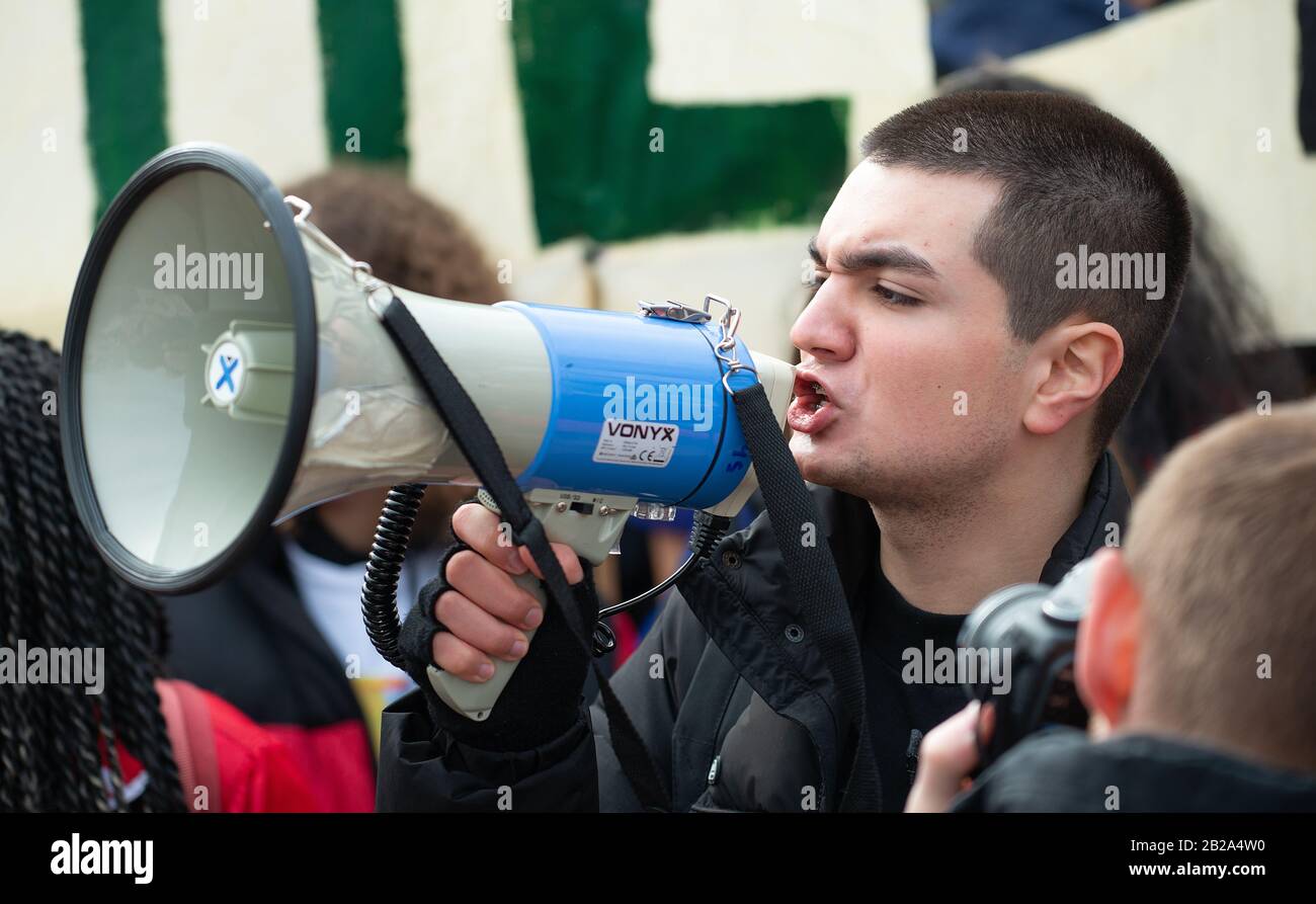 Attivista studentesco con megafono alla manifestazione Youth Strike For Climate, Londra, per protestare contro la mancanza di azione del governo sul cambiamento climatico. Foto Stock