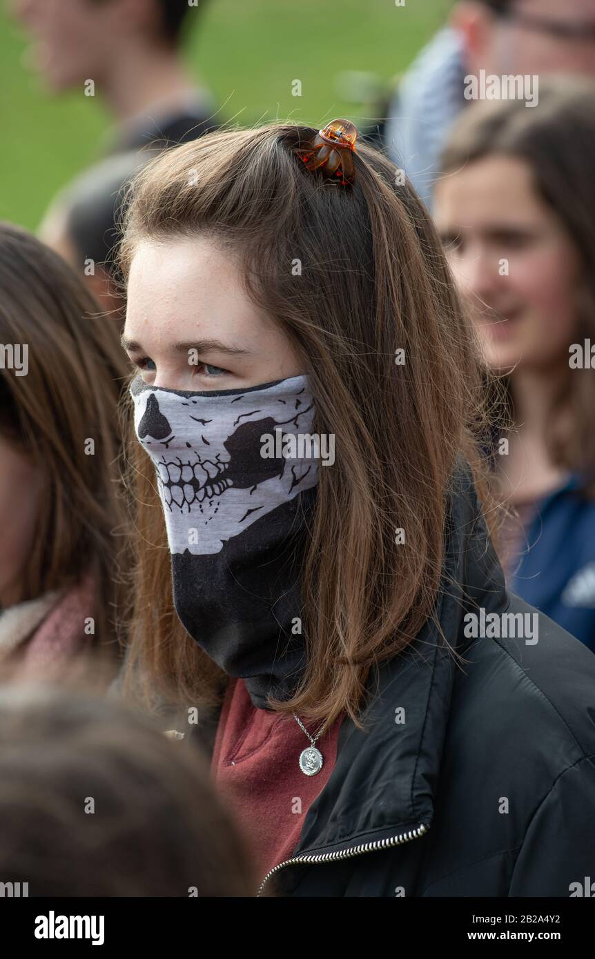 Attivista studentesco con maschera alla manifestazione Youth Strike For Climate, Londra, per protestare contro la mancanza di azione del governo sul cambiamento climatico. Foto Stock