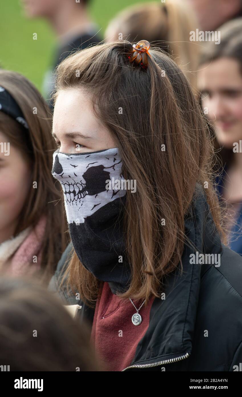 Attivista studentesco con maschera alla manifestazione Youth Strike For Climate, Londra, per protestare contro la mancanza di azione del governo sul cambiamento climatico. Foto Stock