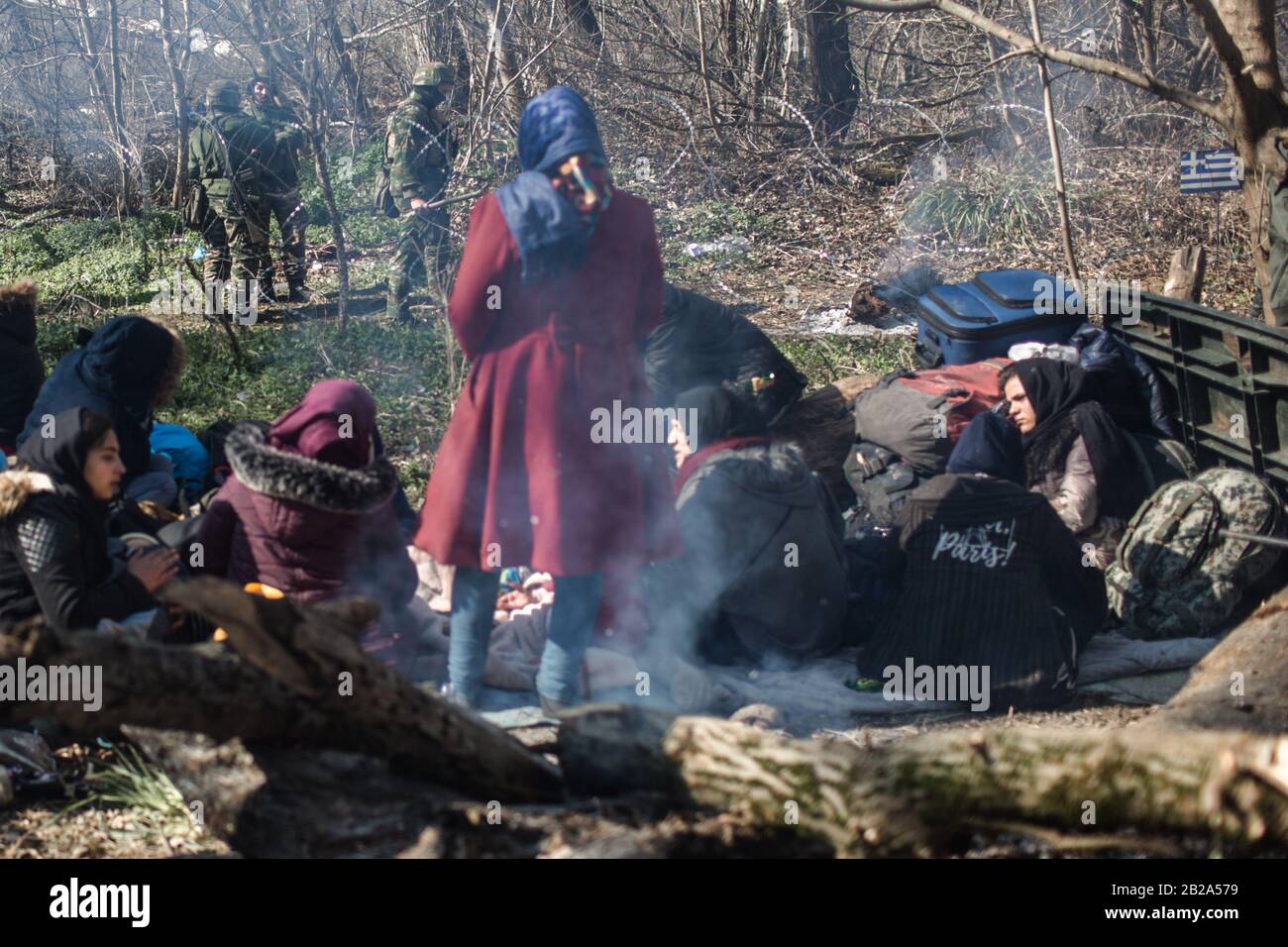 Pazarkule, Turchia. 01st Mar, 2020. Il personale militare osserva i migranti dopo il loro arrivo al valico di frontiera greco-turco già chiuso. Migliaia di rifugiati sono arrivati al valico di frontiera turco-greco con l’UE come destinazione, dopo migliaia di persone hanno già trascorso la notte sotto il cielo aperto. Credit: Ahmed Deeb/Dpa/Alamy Live News Foto Stock