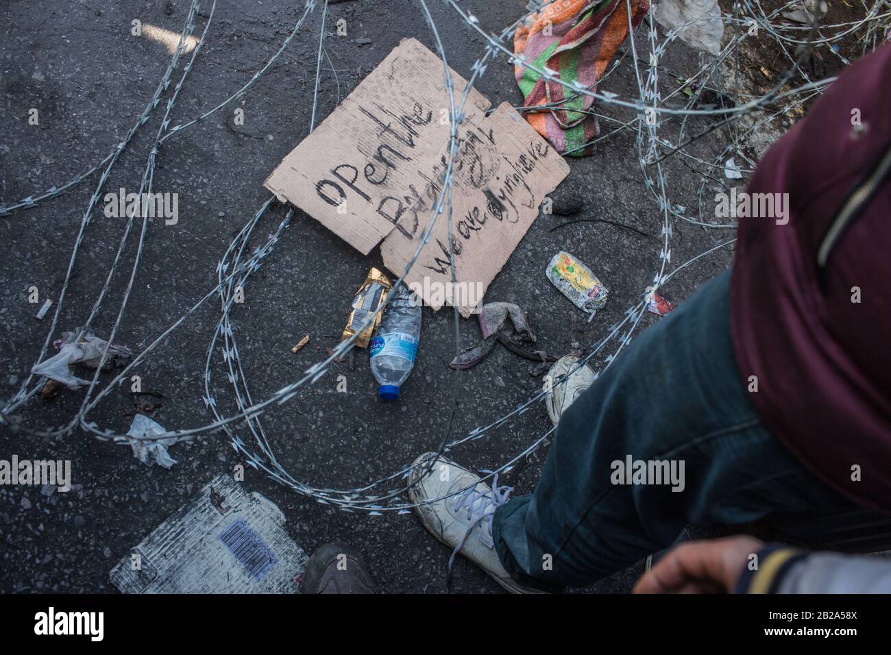 Pazarkule, Turchia. 01st Mar, 2020. Un cartello di cartone con l'iscrizione 'Apri i confini - stiamo morendo qui migranti al confine turco-greco già chiuso a terra. Migliaia di rifugiati sono arrivati al valico di frontiera turco-greco con l’UE come destinazione, dopo migliaia di persone hanno già trascorso la notte sotto il cielo aperto. Credit: Ahmed Deeb/Dpa/Alamy Live News Foto Stock