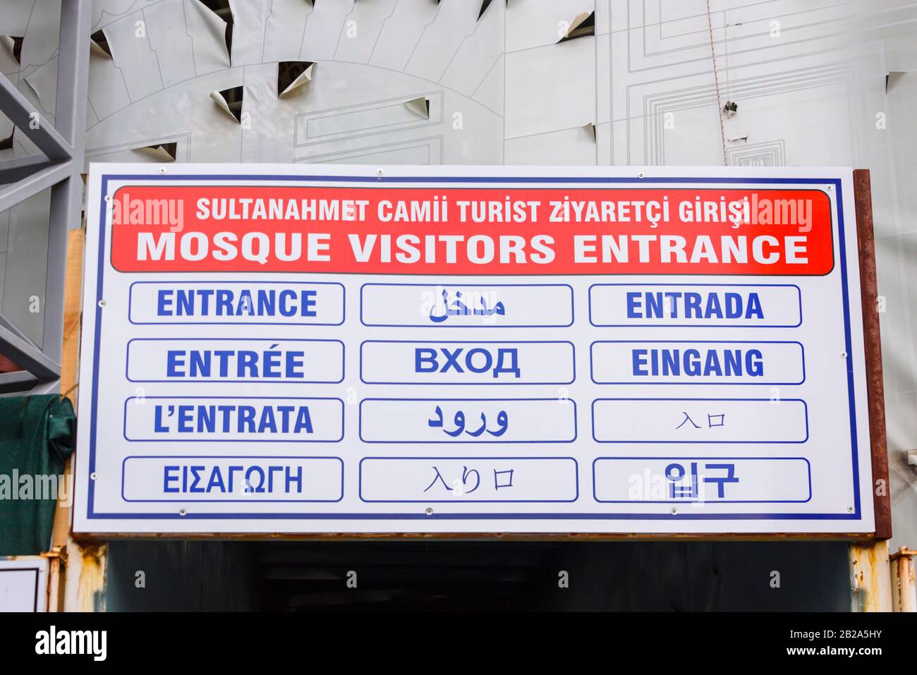 Segno multilingue per i turisti che indicano l'ingresso dei visitatori della Moschea Blu, Istanbul, Turchia. I visitatori non sono autorizzati ad usare il it principale Foto Stock