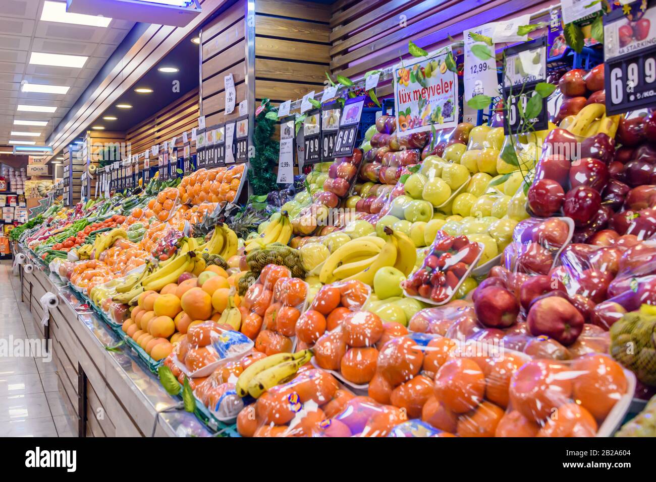 Frutta e verdura in vendita presso un supermercato a Istanbul, Turchia Foto Stock