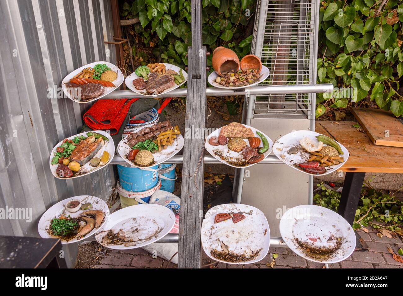 Piatti di cibo marcescente fuori da un ex ristorante, Istanbul, Turchia Foto Stock