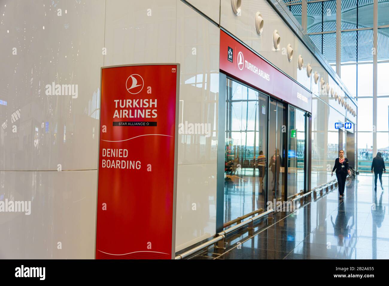 Negato Imbarco Per Turkish Airlines, Aeroporto Internazionale Di Istanbul, Turchia Foto Stock