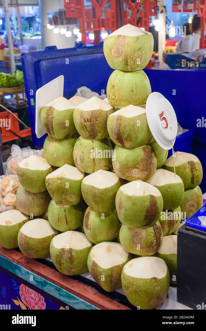 Noci di cocco in vendita presso un ristorante di alimentari treet, Bangkok, Thailandia Foto Stock