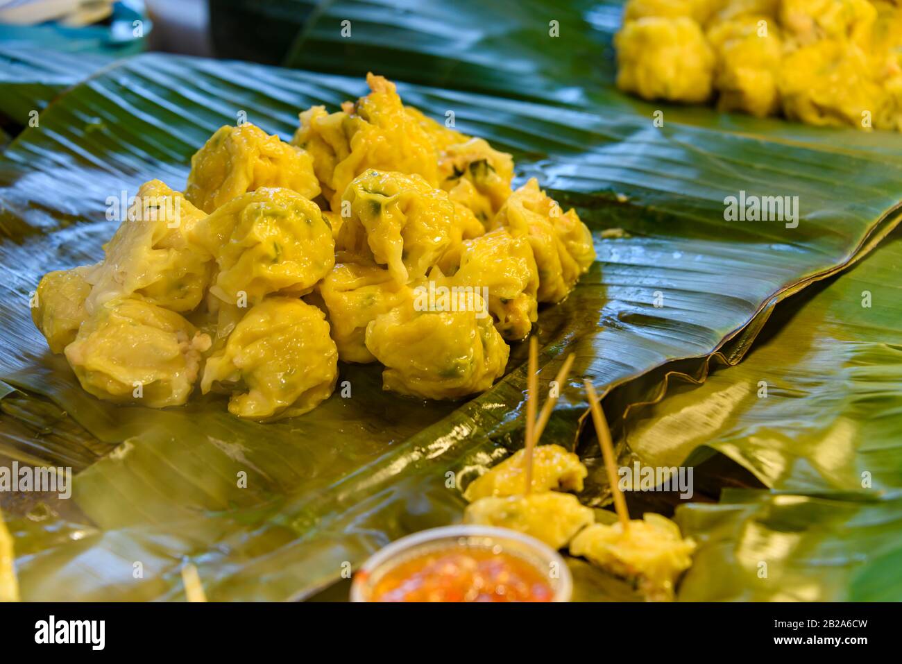 Piccoli gnocchi cotti in una stalla di cibo di strada, Bangkok, Thailandia Foto Stock
