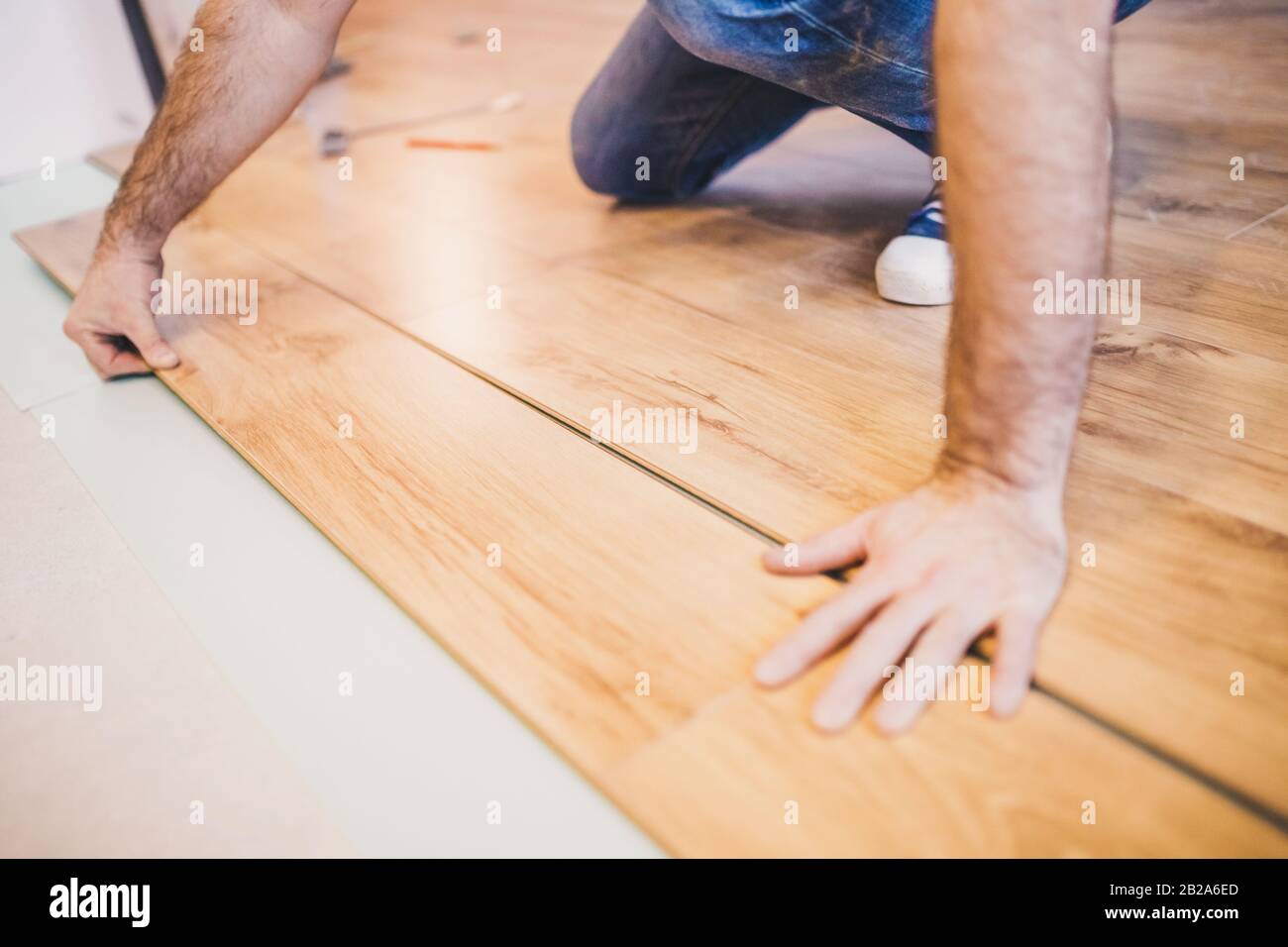 La posa di laminato - pannelli di bloccaggio - pavimento flottante Foto Stock