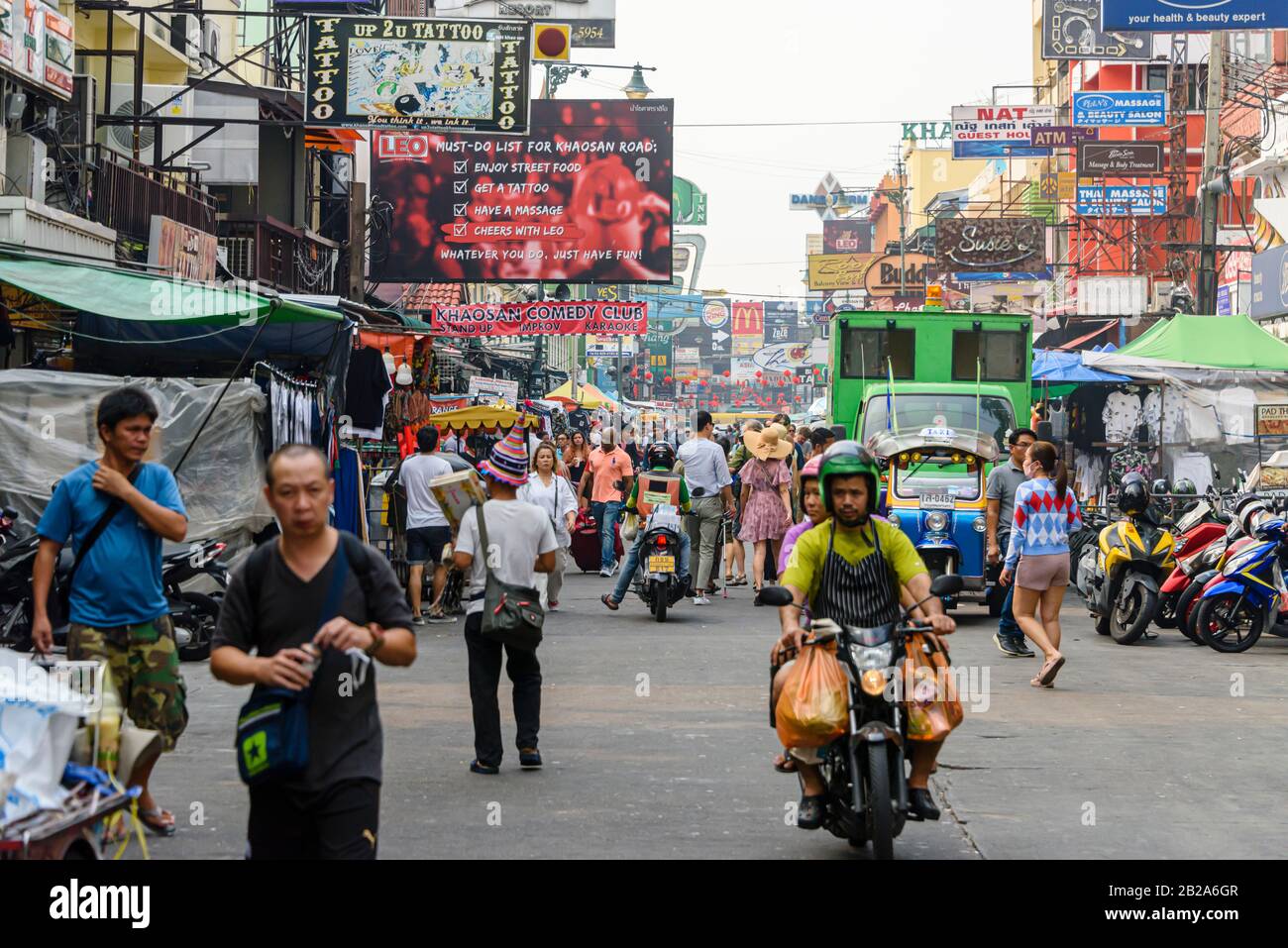 Khaosan Road, una famosa strada pedonale con bar e night club, a Bangkok, Thailandia Foto Stock