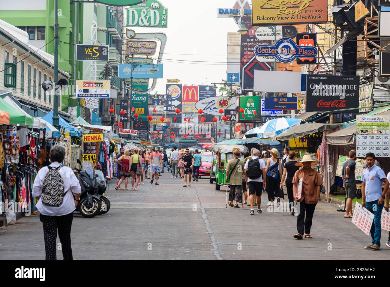 Khaosan Road, una famosa strada pedonale con bar e night club, a Bangkok, Thailandia Foto Stock