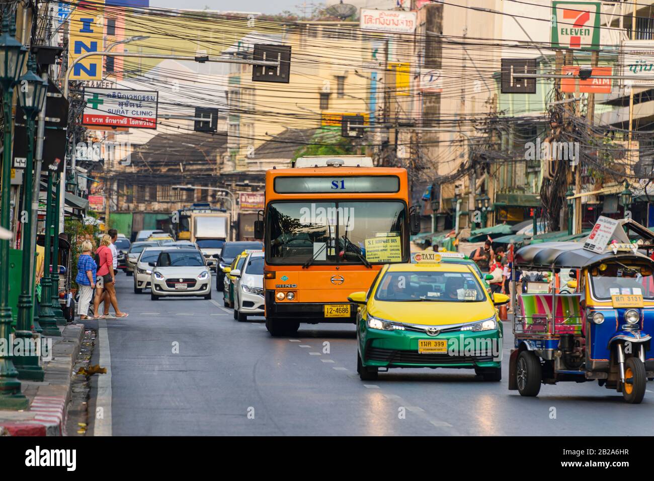 Traffico su una strada a Bangkok, Thailandia Foto Stock