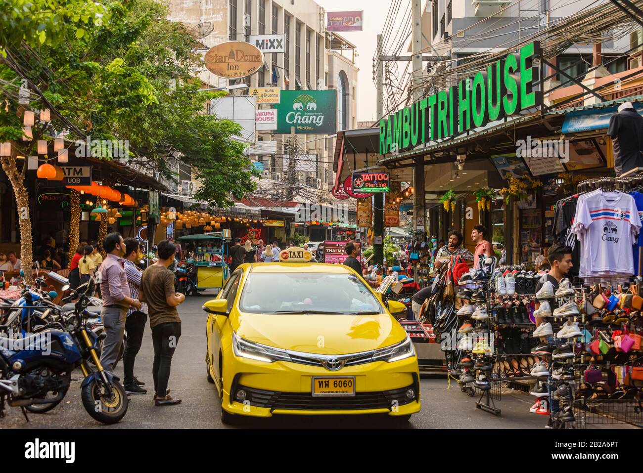 Un taxi guida lungo Rambuttri Alley, famosa per i bar e ristoranti, Bangkok, Thailandia Foto Stock