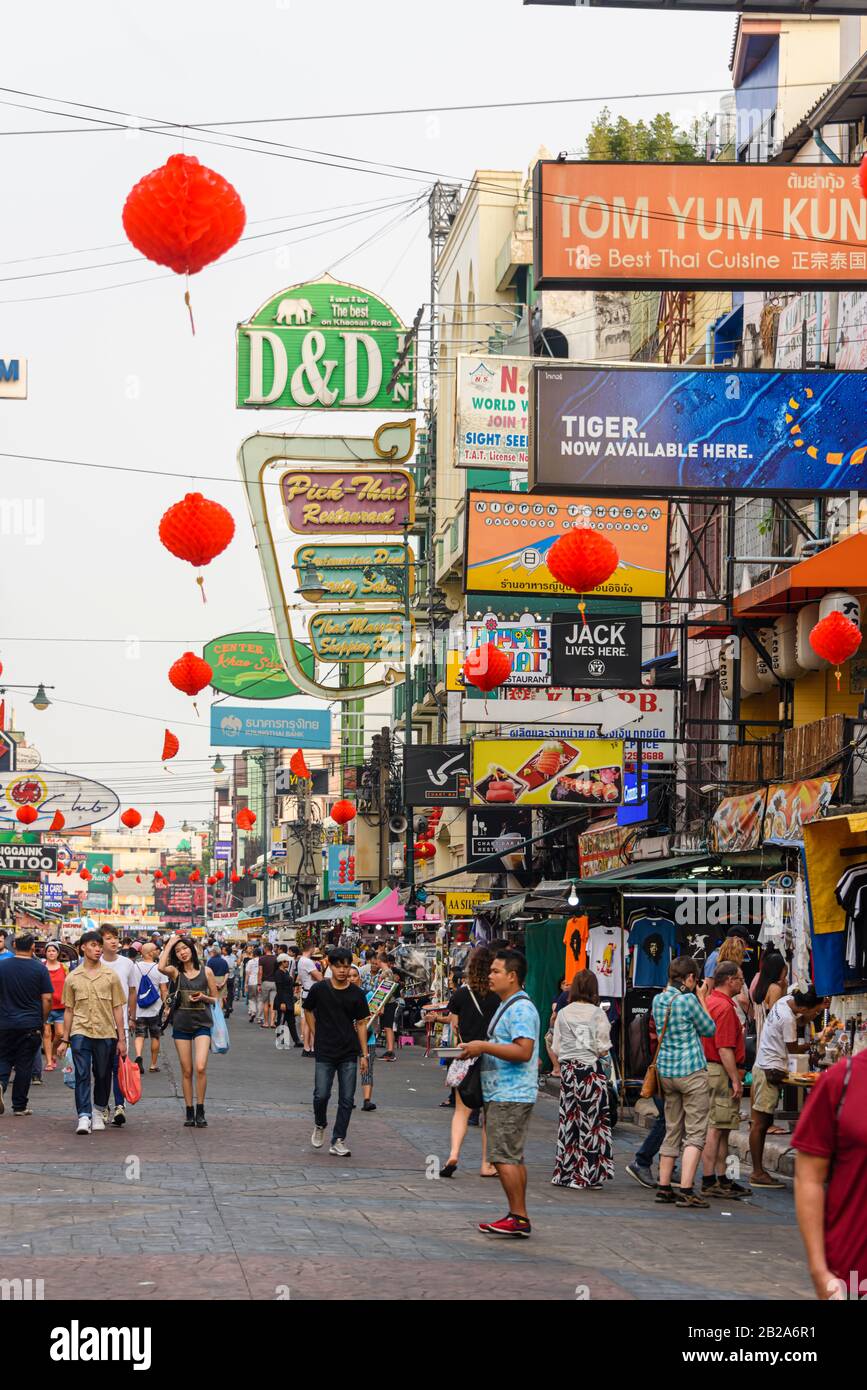 Khaosan Road, una famosa strada pedonale con bar e night club, a Bangkok, Thailandia Foto Stock