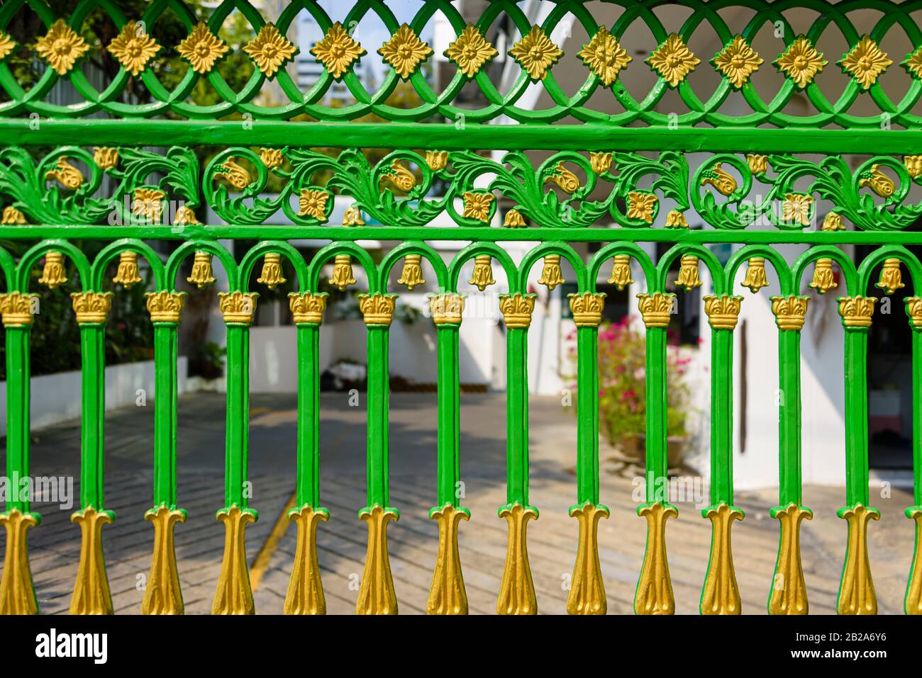 Porta decorata in ghisa verde e oro dipinta, Bangkok, Thailandia. Foto Stock