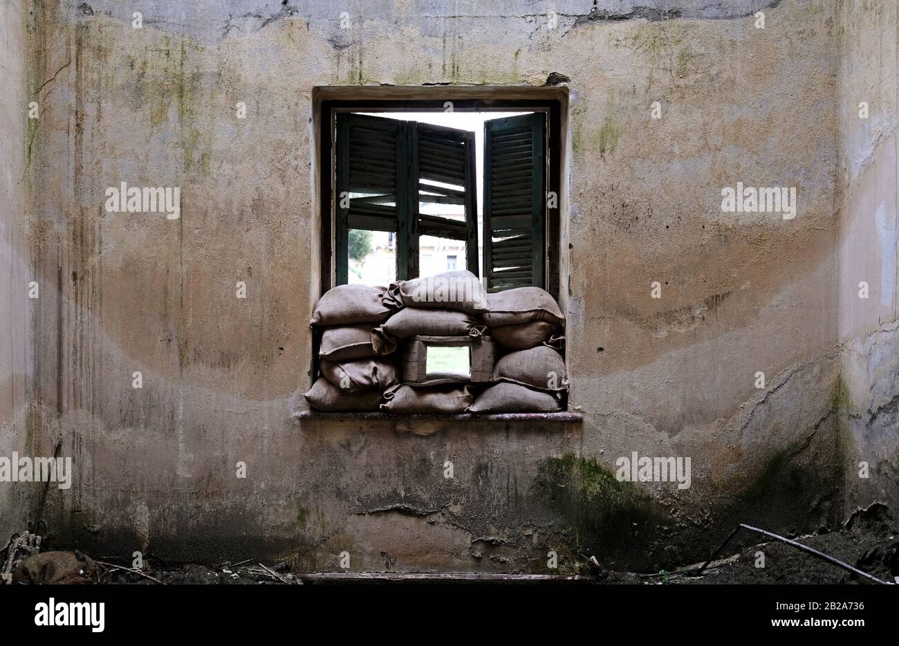 Casa abbandonata con sacchi di sabbia alla finestra nella zona cuscinetto  'linea verde' a Nicosia, Cipro Foto stock - Alamy