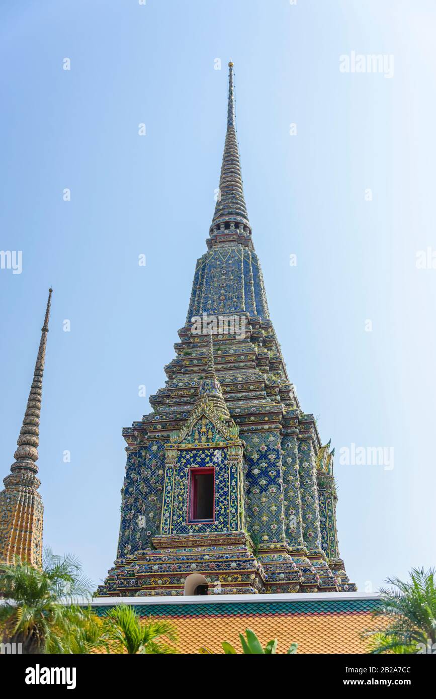 Stupa decorata con piastrelle ceramiche colorate, Wat Pho, Bangkok, Tailandia Foto Stock