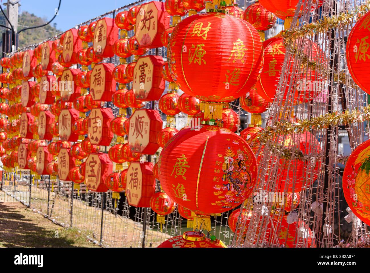 Le tradizionali Lanterne rosse Cinesi si appendono al Festival Cinese del nuovo anno lunare, Tailandia. Foto Stock