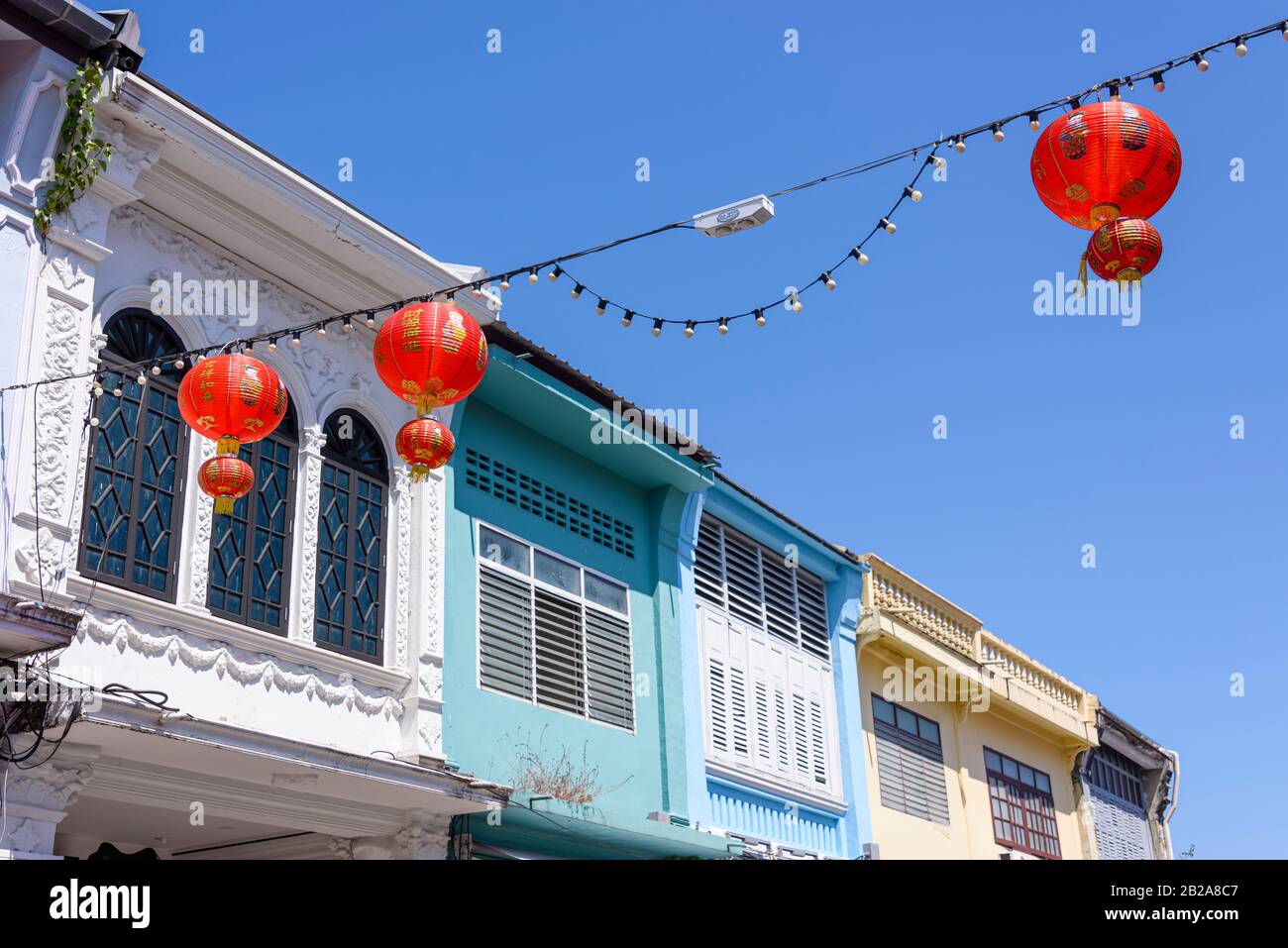 Le tradizionali Lanterne rosse Cinesi si stese attraverso la principale strada dello shopping per celebrare il Festival Cinese del nuovo anno lunare, la Citta' Vecchia di Phuket, Tailandia Foto Stock