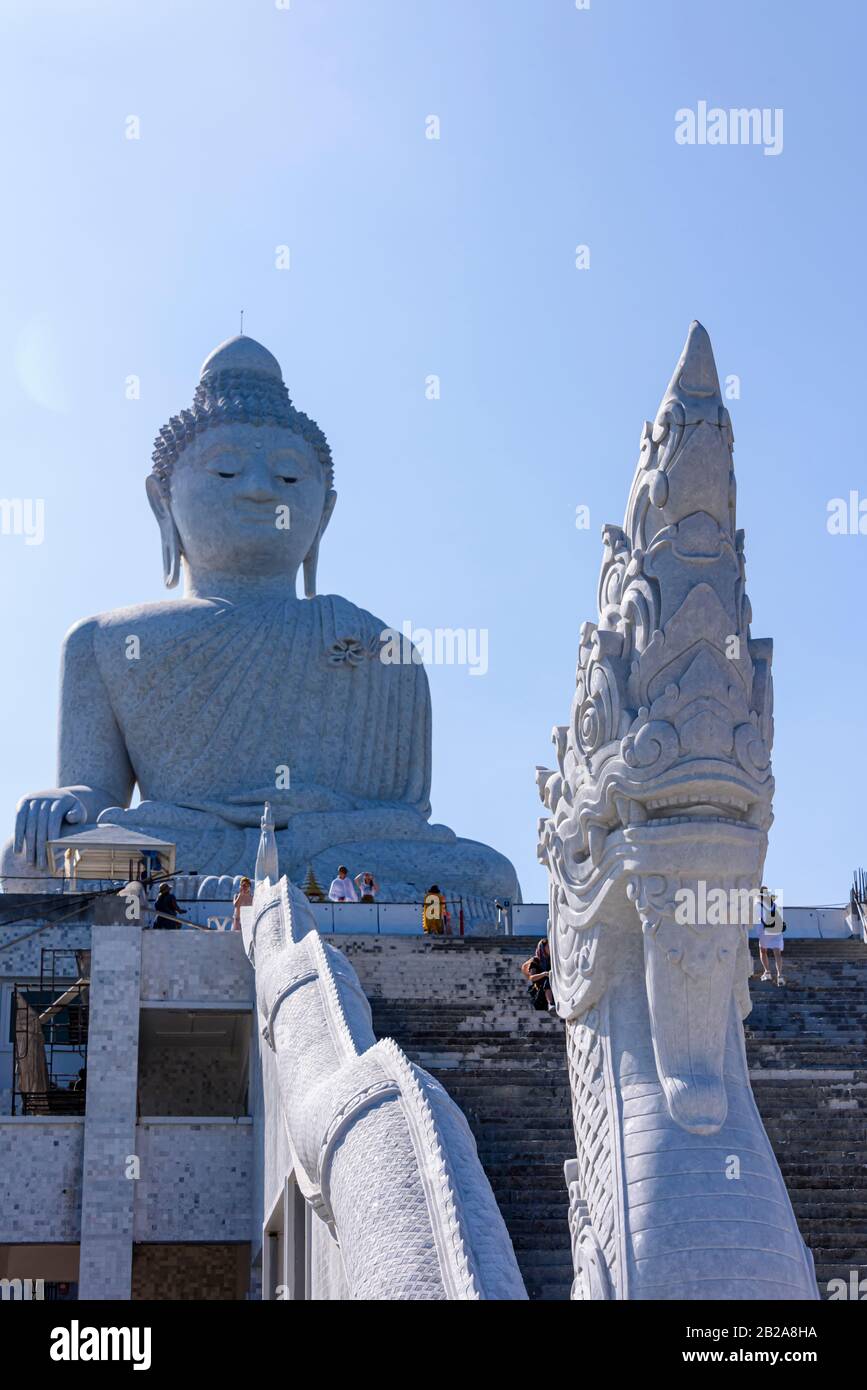 Buddha Grande rivestito di marmo, o il Grande Buddha di Phuket, una statua del Buddha Maravija seduto a Phuket, Thailandia. Foto Stock