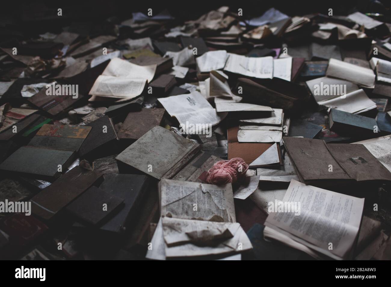 Libri abbandonati in una stanza a casa Foto Stock