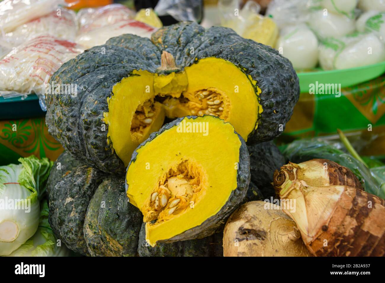 Zucca verde tailandese in vendita nel tradizionale mercato Di Mae Somchit Kata Fresh, Kata, Phuket, Thailandia Foto Stock