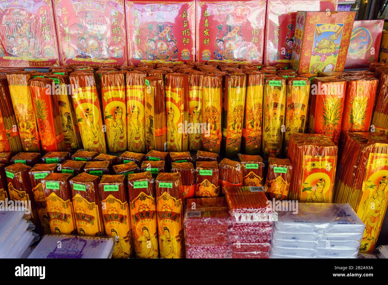 Pacchetti di incenso in vendita in una stalla nel tradizionale Mae Somchit Kata Fresh Market, Kata, Phuket, Thailandia Foto Stock