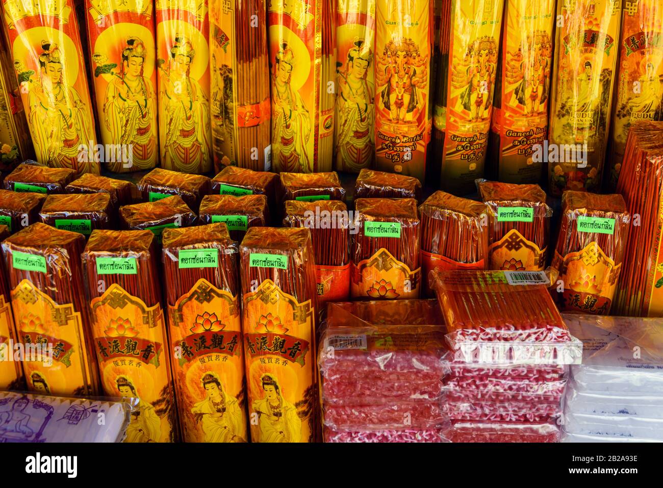 Pacchetti di incenso in vendita in una stalla nel tradizionale Mae Somchit Kata Fresh Market, Kata, Phuket, Thailandia Foto Stock