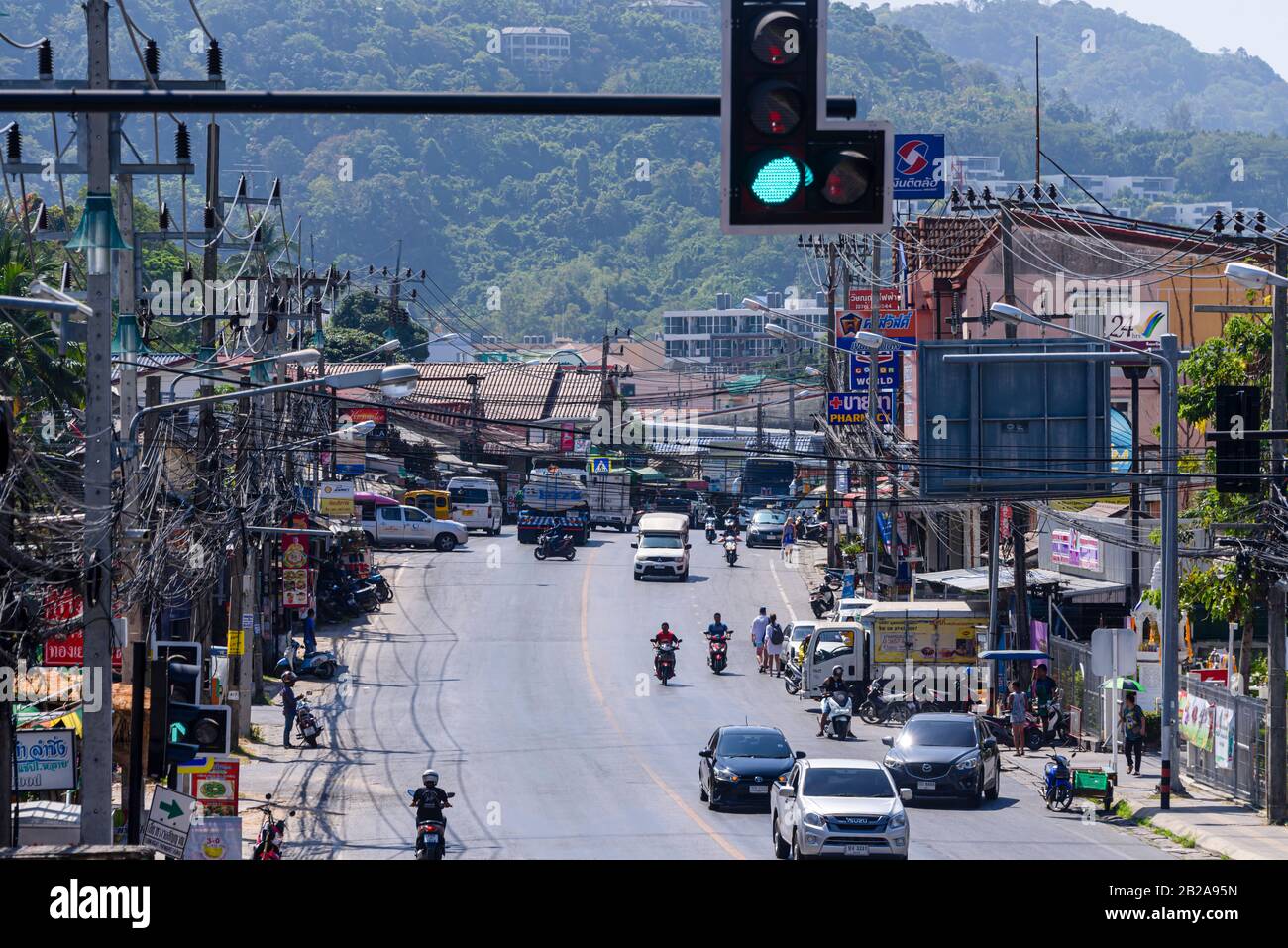 Traffico su una strada tipica del villaggio di Kata, Phuket, Thailandia Foto Stock