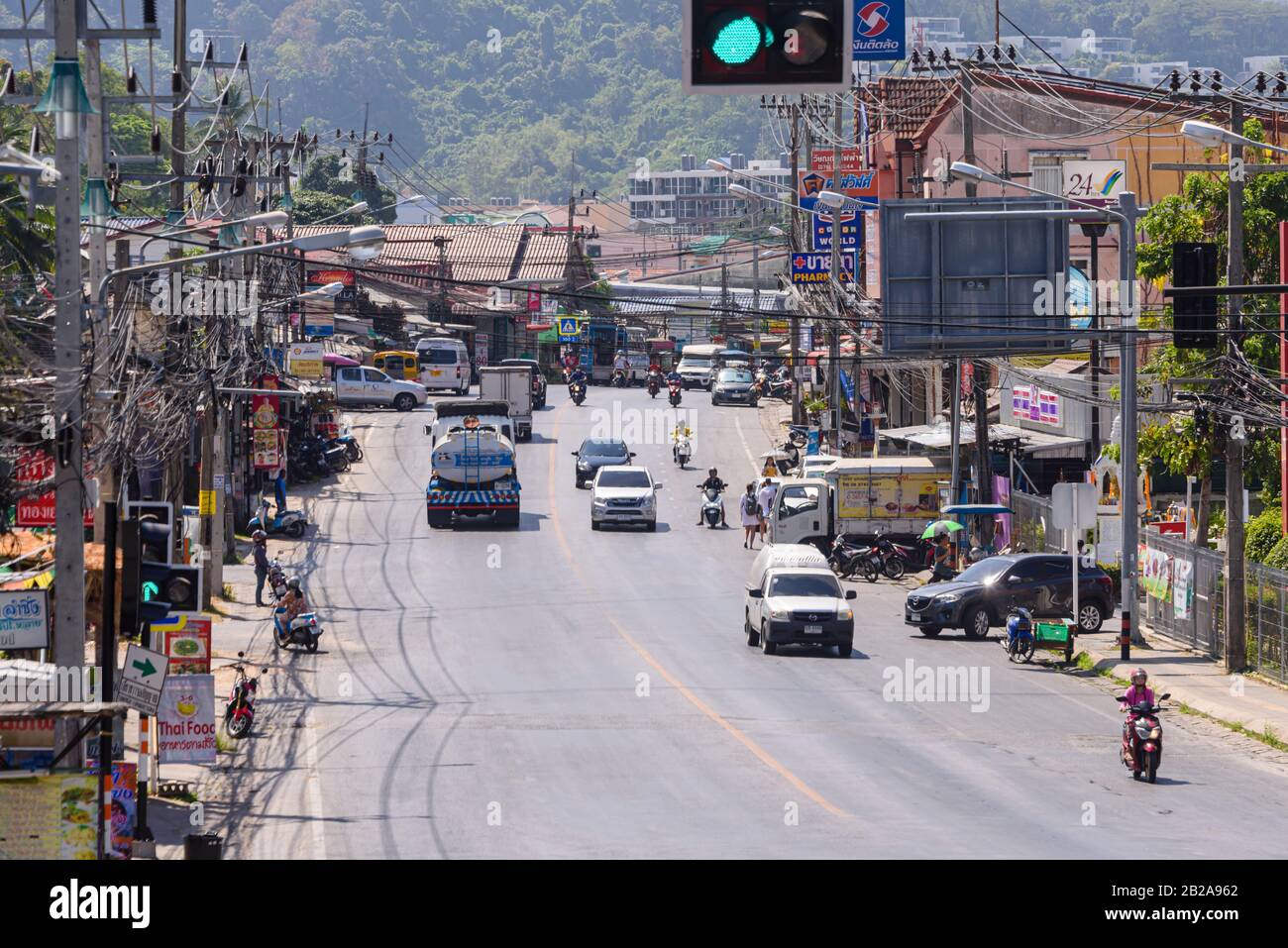 Traffico su una strada tipica del villaggio di Kata, Phuket, Thailandia Foto Stock