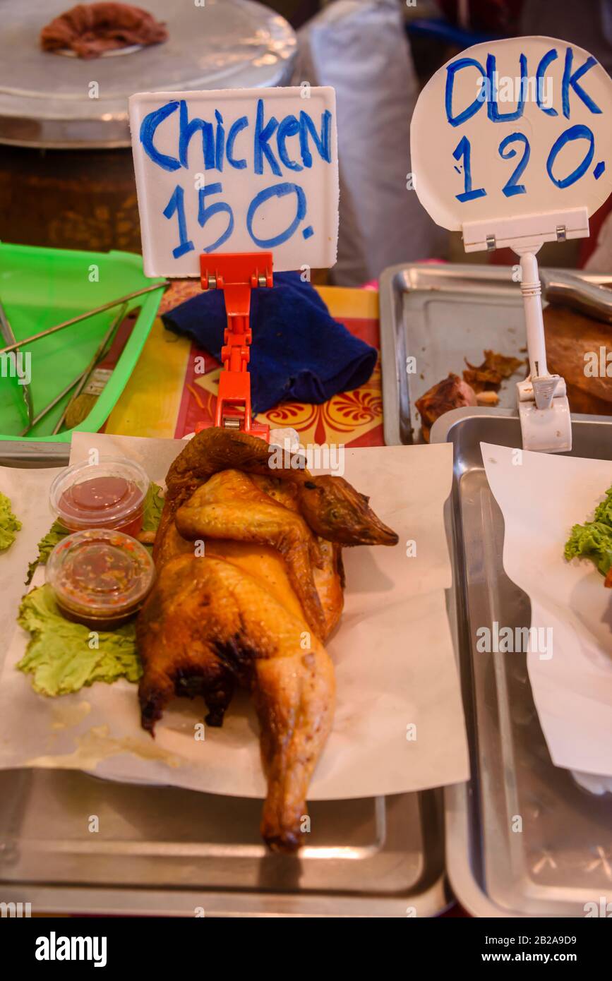 Pollo cotto e anatra in vendita presso una stalla di mercato alimentare di strada a Phuket, Thailandia Foto Stock